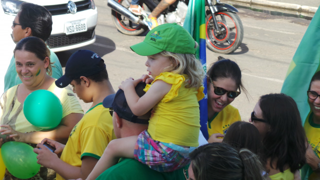 Até as crianças compareceram à Praça Ramez Tebet vestindo verde e amarelo (Foto: Ricardo Ojeda)  