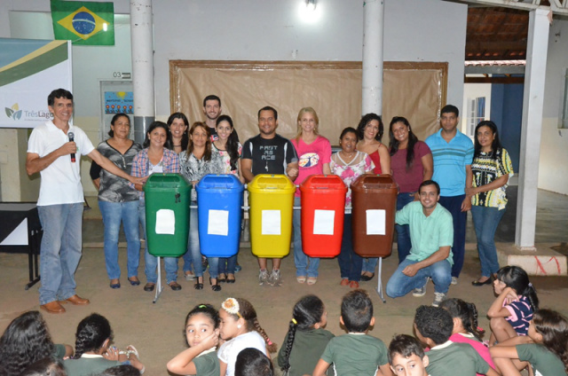 Para cada escola, também foi entregue um conjunto de lixeiras coloridas as quais indicam o descarte correto do lixo, como papel, metal, orgânicos e outros. (Foto:|Assessoria)