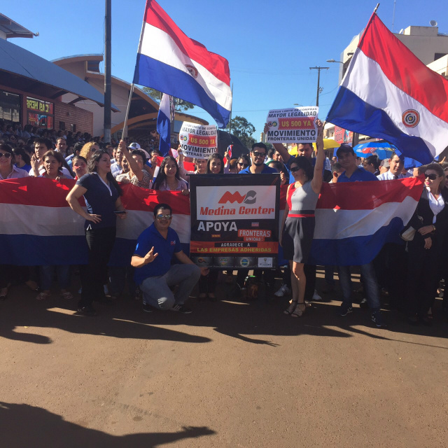 Com as portas fechadas, funcionários dos comércios paraguaios foram às ruas manifestar contra a medida tomada pelo governo brasileiro de reduzir o poder de compras na fronteira (Fotos: Regina Khalil)