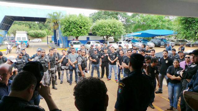 Agentes recebem últimas instruções, bem como o agradecimento dos comandantes da “Operação Divisa Segura 1”. (Foto: Ricardo Ojeda)