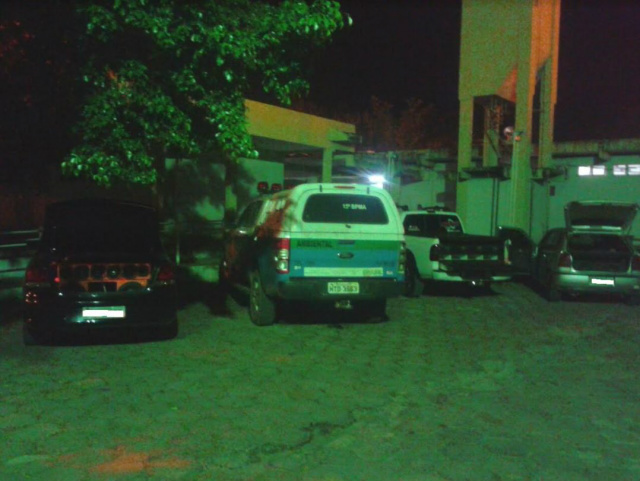 Os três veículos foram localizados estacionados nas proximidades da praça da região da Nova Corumbá com som ligado em alto volume (Foto: Assessoria)