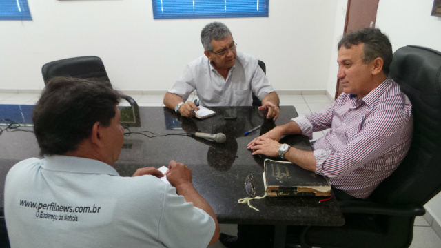 O diretor do Perfil News, Ricardo Ojeda e o editor Léo Lima entrevistaram o prefeito Silas José (PSDB) que relatou suas metas administrativas para o município de Água Clara (Foto: Patricia Miranda)