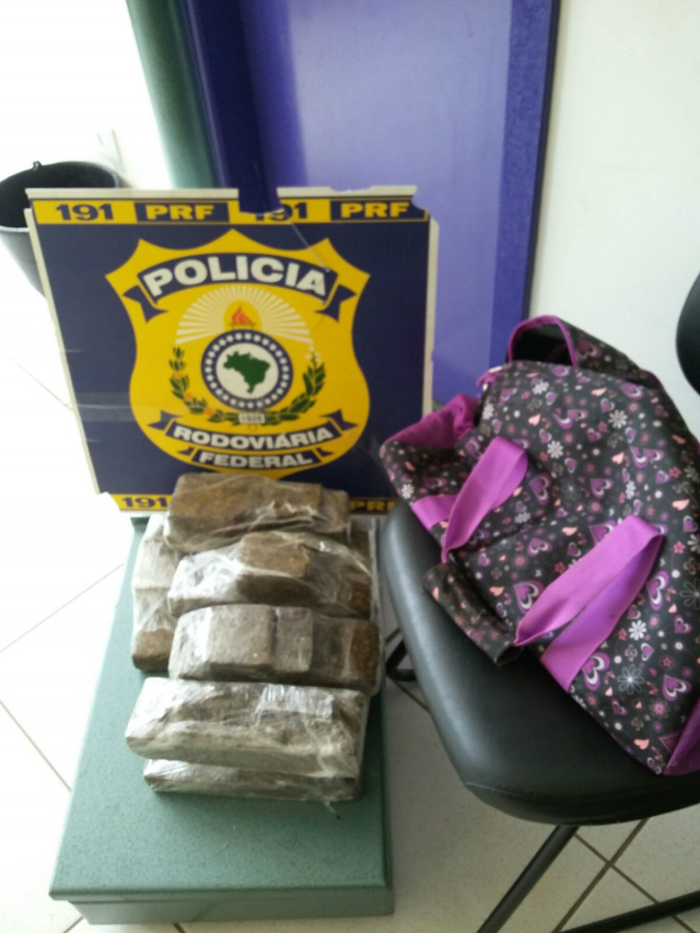 A menor de 14 anos  portava 10 Kg (dez quilos) de maconha em sua bagagem. (Foto: Assessoria)