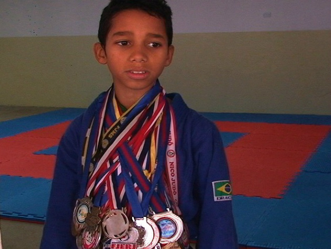 Vitor Hugo de 12 anos exibe suas principais medalhas (Foto: Ana Salton)