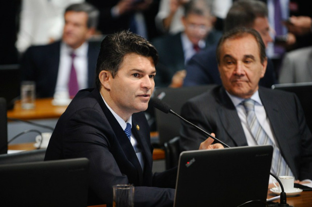 José Medeiros (E), na foto com José Agripino, é relator do PLC 152/2015 na CCJ. (Foto: Divulgação/Senado Federal).