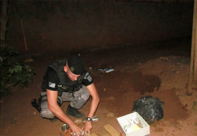 Policial da Rotai encontra droga enterrada em quintam de residência na vila São João (Foto: Perfil News)