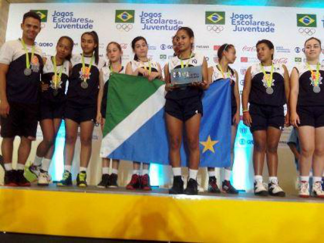 O time de basquetebol das meninas de Nova Andradina (Escola Estadual Fátima Gaiotto Sampaio) conquistou medalha de prata após derrota por apenas um ponto de diferença para o time do Espírito Santo (Foto: Fundesporte)