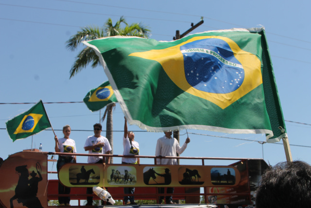 Após discursos, os manifestantes cantaram o Hino Nacional Brasileiro. (Foto: Patrícia Miranda)