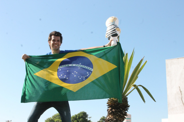 Manifestante com a bandeira do Brasil e um boneco inflável do ex-presidente da República Luiz Inácio Lula da Silva. (Foto: Patrícia Miranda)