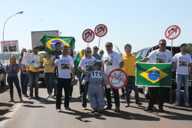 Manifestantes durante o protesto próximo à Barragem do Jupiá na BR-262 em Três Lagoas. (Foto: Patrícia Miranda)