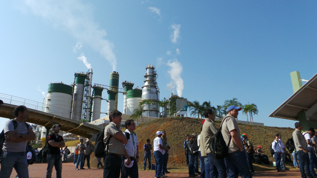 Liderados pelo Sititrel, sindicalistas e trabalhadores estão neste momento, sem atrapalhar o andamento dos trabalhos na indústria (que funciona normalmente), fazendo manifestação nas instalações da Eldorado Brasil (Fotos: Ricardo Ojeda)