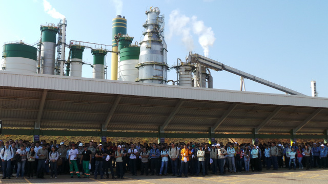 Cerca de 200 trabalhadores da Eldorado Brasil, que chegaram para a troca de turno, se mantiveram no local da manifestação para ouvir os discursos (Foto: Ricardo Ojeda)