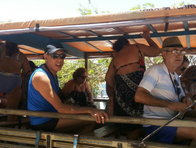 De acordo com informações, ontem (15) Adão Vieira fez seu último passeio na carroceria de um pau de arara (veja foto) e junto com o grupo foi para a praia curtir os últimos dias da viagem (Foto; Maria Rita) 