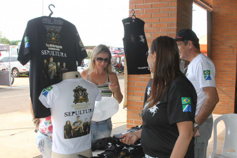 Na barraca do Rotary no Motocross, cliente sabe a respeito do Motoshow e compra camiseta (Foto: JJ Caju)