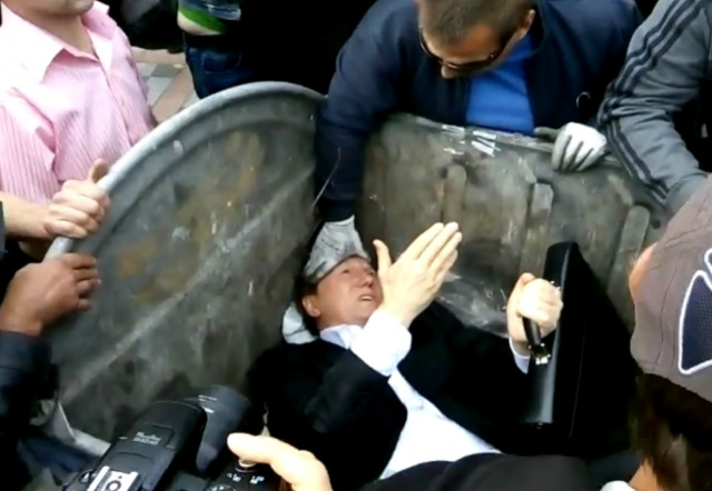 O político foi jogado dentro da lixeira, enquanto os manifestantes jogaram mais lixo sobre ele (Foto: Reprodução/Facebook)