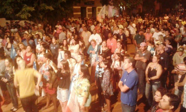 Uma multidão vieram à avenida em Santa Rita do Pardo para ouvir as propostas da coligação, Reviver Santa Rita (Foto: Assessoria) 
