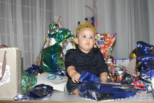 O príncipe Enzo faz pose ao meio dos pacotes de presentes (Foto: Tamires Tattye)  