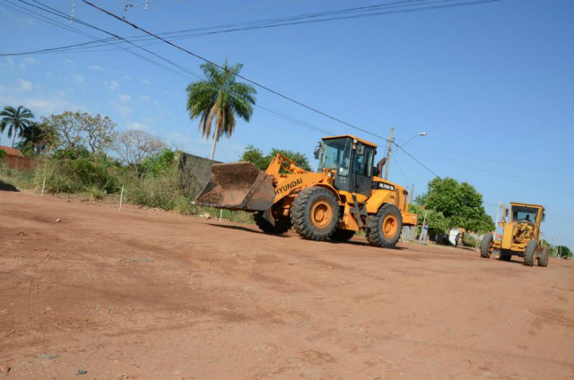 A ordem de serviço que dá início às obras de pavimentação asfáltica com CBUQ de 14 quadras da Rua José Hamilcar Congro Bastos (Foto: Divulgação/Assecom)