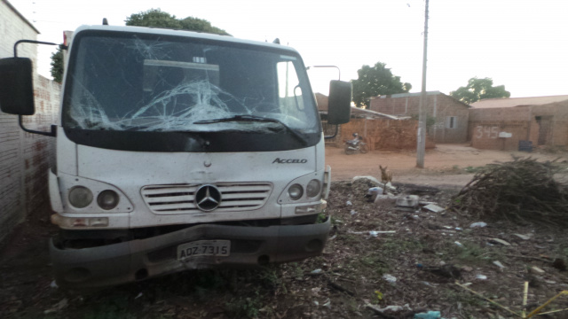 Caminhão que provocou o acidente estava estacionado em um terreno na Rua Amapá, na Vila Haro (Foto: Ricardo Ojeda)