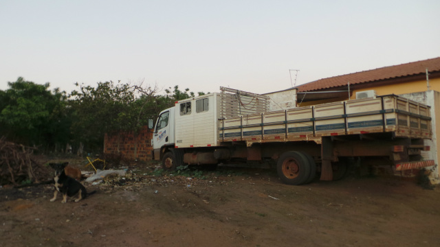Condutor deixou o caminhão estacionado ao lado do imóvel que funciona como alojamento da empresa (Foto: Ricardo Ojeda)   