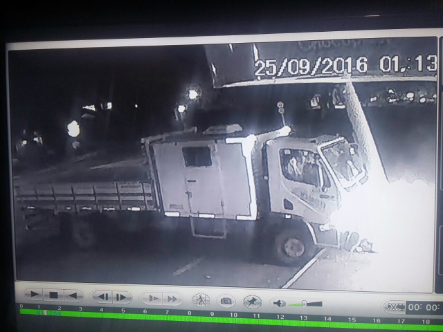Câmeras de segurança da loja Chocoplast registraram o momento que o caminhão colidiu com o poste (Foto: Reprodução)