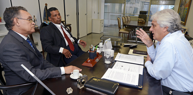 Reunião de Delcídio com o prefeito Gerson Garcia (primeiro plano à esquerda), de Nioaque (Foto: Divulgação)