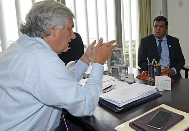 Com o prefeito de Selvíria, Jaime Soares, Delcídio discutiu a questão da usina de Ilha Solteira (Foto: Divulgação)