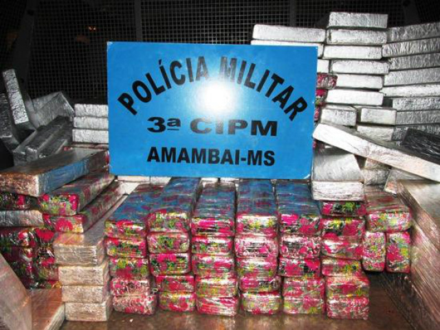 A droga e o veículo á Delegacia de Policia Civil local para providências (Foto: Divulgação/PM MS)