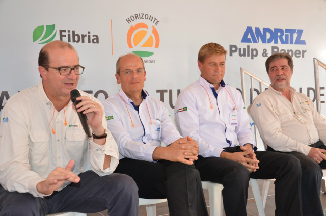 Além do presidente da Fibria, Marcelo Castelli, Wolfgang Leitner, CEO da Andritz e representantes das empresas. (Foto: Assessoria)