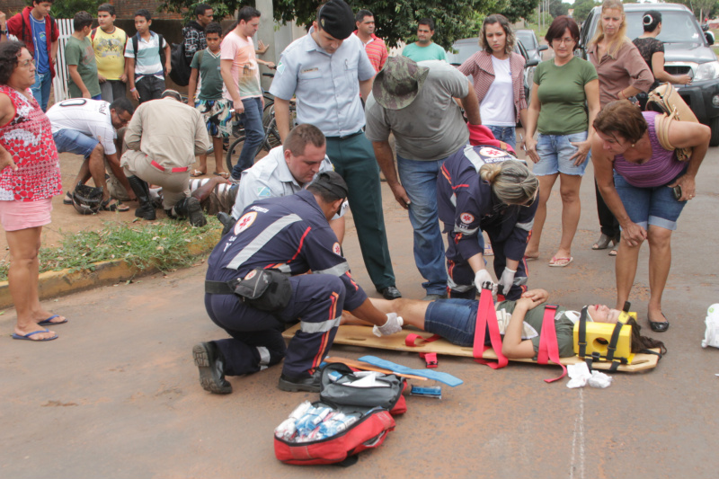 Em primeiro plano, socorristas do Samu atendem a garota atropelada; mais ao fundo, bombeiros socorrem o motociclista (Foto: Léo Lima)