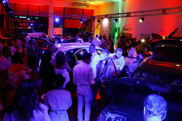 Os convidados conferiram de perto o lançamento da Honda que ficaram expostos no centro do salão (Foto: André Miterer)