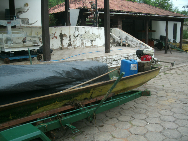 Além das redes e do pescado ilegais, foram apreendidos o barco e motor de popa utilizados no crime (Foto: Divulgação/PMA MS)