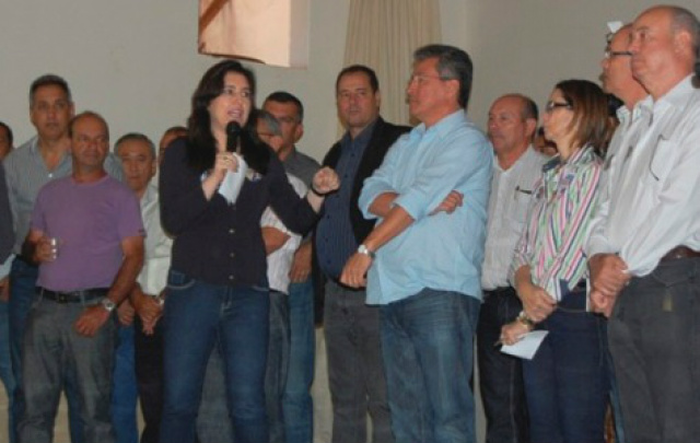 Simone discursa em uma reunião política em Nova Andradina, acompanhado do prefeito Roberto Hashioka (Foto: Nova News)