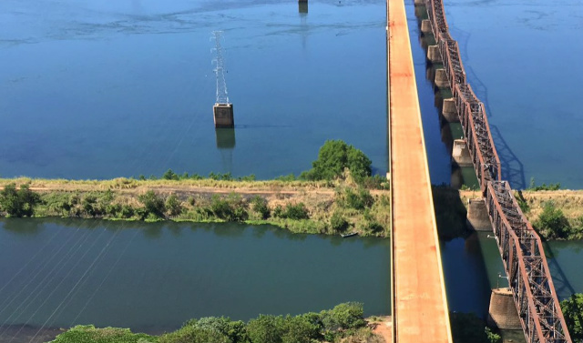 Vista aérea da ponte quando estava em fase de acabamento, sem a aplicação da camada asfáltica (Foto: Marcelo Rodrigues) 