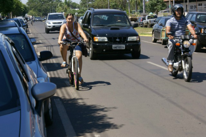 Bicicletas, motos e veículos trafegam e dividem a mesma faixa em via rápida (Foto: Adriano Vialle)