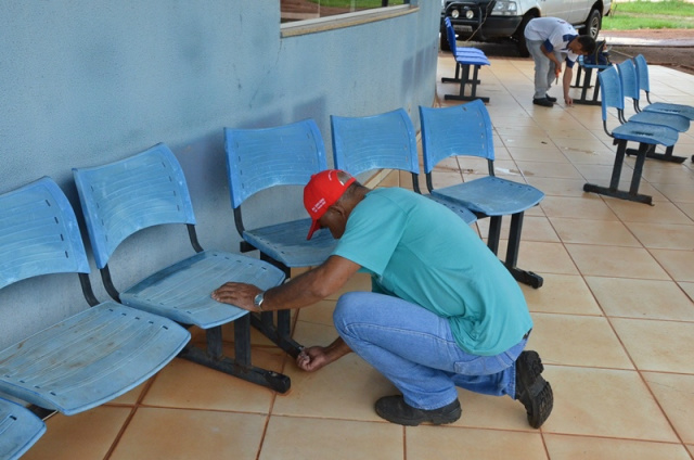 Funcionários da prefeitura instalam os novos conjuntos de cadeiras no velório municipal (Foto: Divulgação/Assessoria)