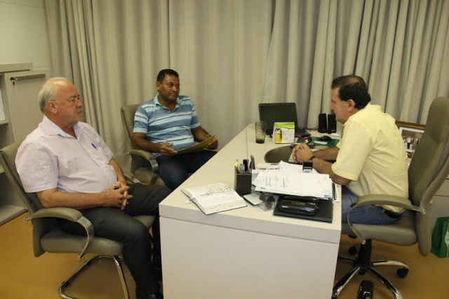 Os vereadores Adão da Apae e Antonio Rialino conversam com o deputado, no gabinete de Eduardo Rocha (Foto: Divulgação)