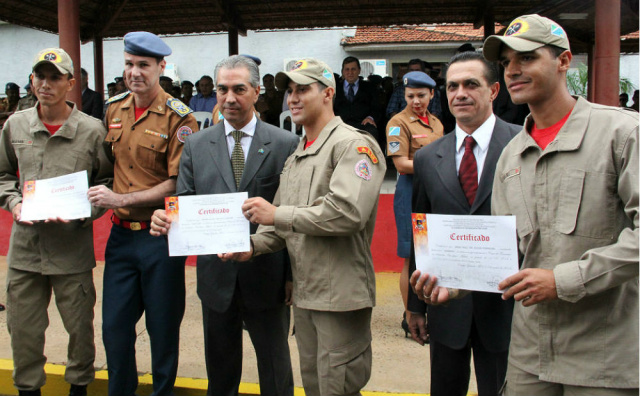 Formandos posam ao lado do comandante do CBMS, coronel Esli Ricardo de Lima; do governador Reinaldo Azambuja e do secretário Silvio Maluf, da Segurança Pública (Foto: Divulgação)