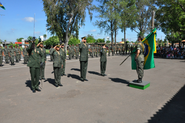 Seis soldados foram condecorados com medalhas por tempo de serviço e corpo de tropa (tempo de serviço em tropas militares do exército) (Foto: Divulgação/Assecom)