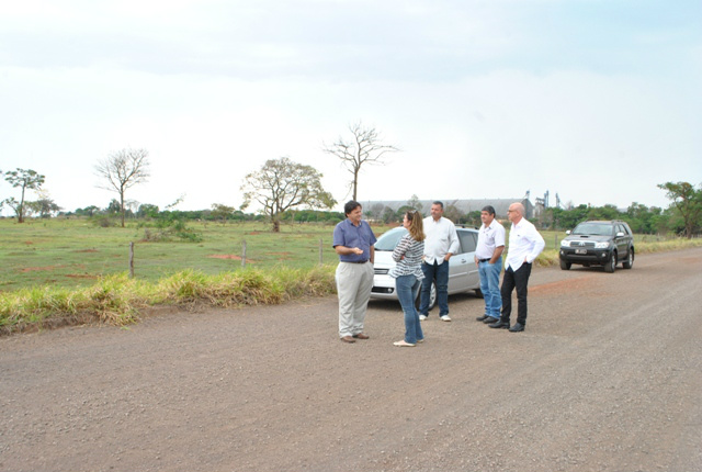 Proprietários e membros da empresa em visita ao local onde será construída a fábrica (Foto: Divulgação)