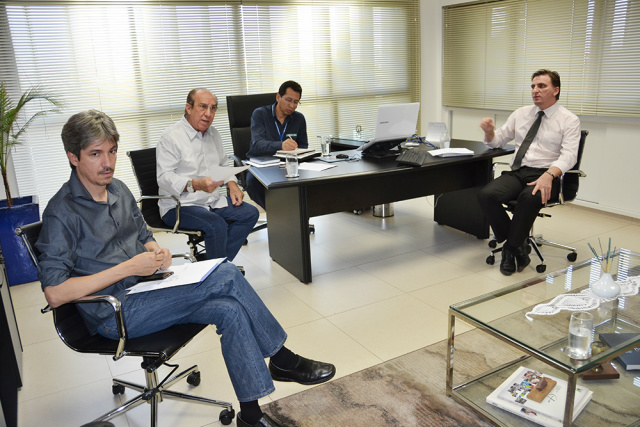 Representantes de sindicatos do setor de vestuário e o diretor-técnico do Senai estiveram presentes na reunião (Foto: Assessoria)
