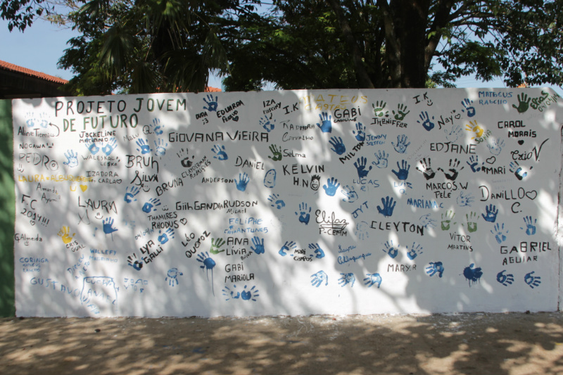 Os alunos que realizaram o trabalho na Fernando Corrêa grafaram os nomes no muro (Foto: Léo Lima)