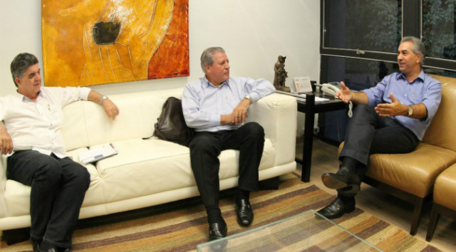 José Carlos Grubisich, da Eldorado, reunido com o governador Reinaldo Azambuja e o secretário Marcio Monteiro (Foto: Divulgação)