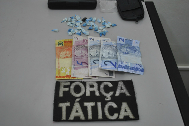 Polícia apreendeu dinheiro e papelotes de cocaína (Foto: Osvaldo Duarte / Dourados News)
