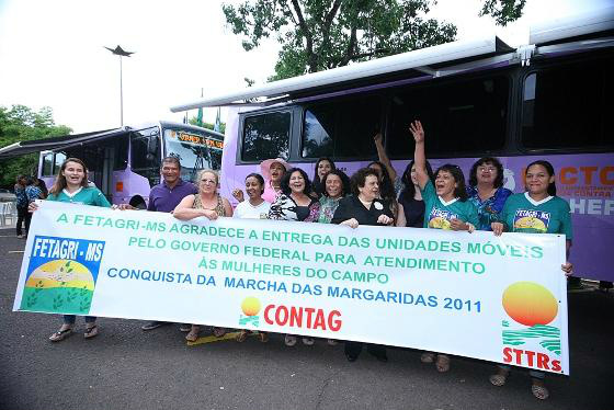 Lideranças de movimentos sociais comemoram a construção do abrigo às mulheres vítimas da violência (Foto: Divulgação)