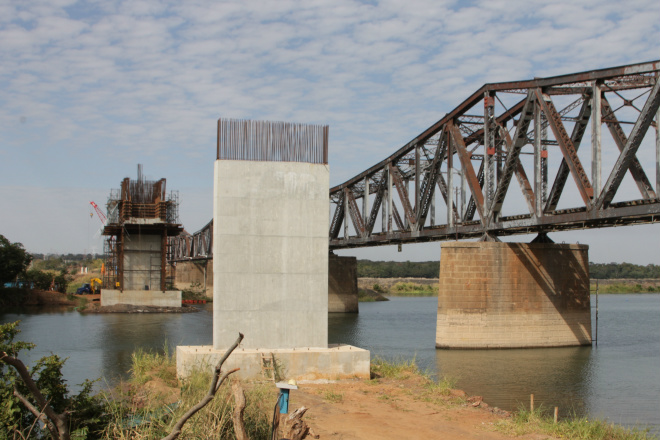Dnit admite antecipar cronograma da ponte MS-SP Obras da ponte já estão em fase bem adiantada:algumas bases que vai suportar a estrutura já estão concluídas e perfuração avança no rio com profundidade de até seis metros no solo rochoso (Fotos: Ricardo Ojeda)
