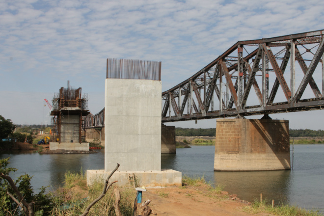 Obras da ponte já estão em fase bem adiantada:algumas bases que vai suportar a estrutura já estão concluídas e perfuração avança no rio com profundidade de até seis metros no solo rochoso (Fotos: Ricardo Ojeda) 