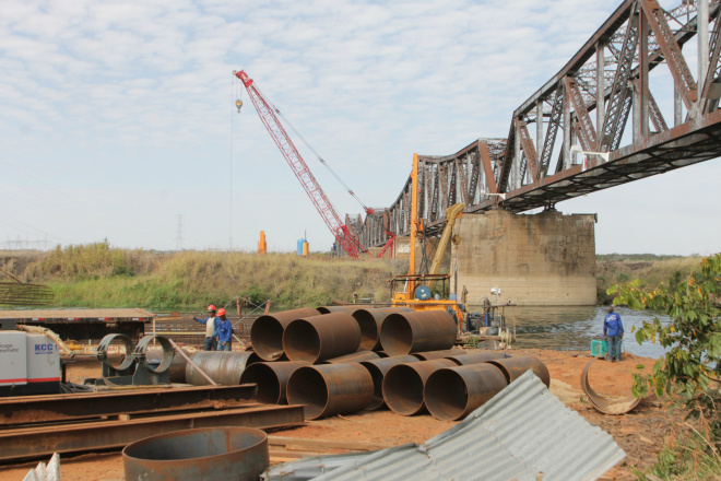 Dnit admite antecipar cronograma da ponte MS-SP Cilindros de aço que serve como forma para concretagem dos pilares da fundação (Foto: Ricardo Ojeda)