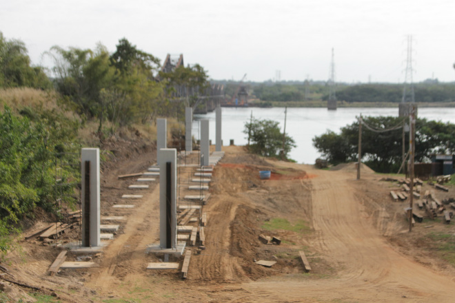Dnit admite antecipar cronograma da ponte MS-SP Pilares de sustentação da base estrutural da ponte do lado paulista, no município de Castilho (Foto: Ricardo Ojeda)