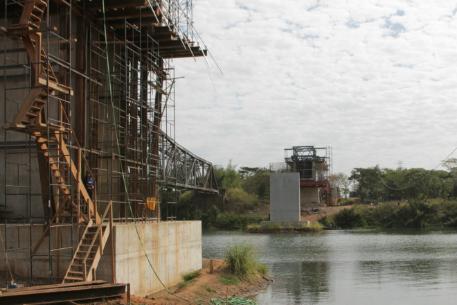 Dnit admite antecipar cronograma da ponte MS-SP Estruturas da ponte já avançam no leito do rio